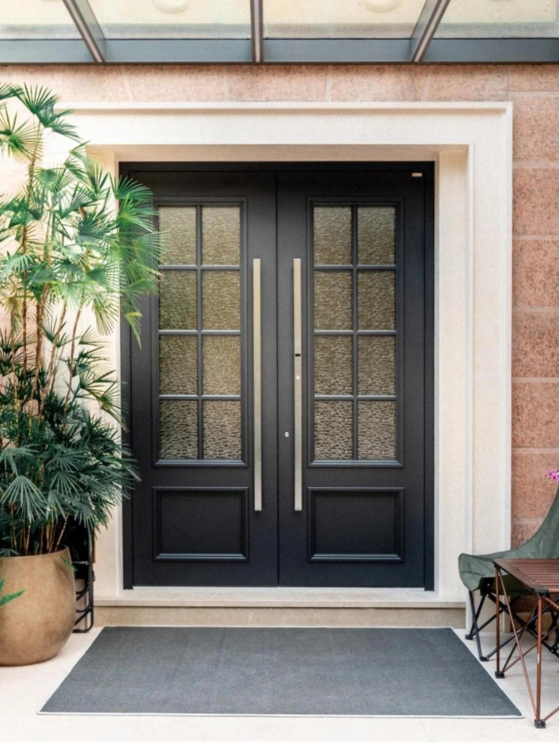 Textured-glass metal entrance reference